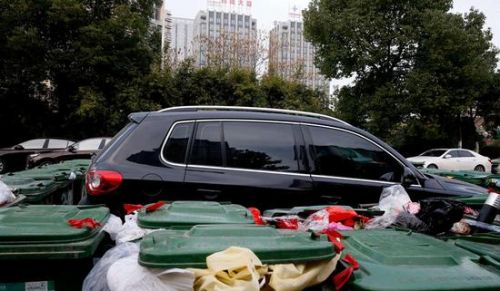 汽車被垃圾桶包圍是被惡搞還是得罪人了？
